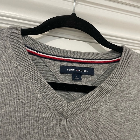 EUC Tommy Hilfiger 100% Cotton V-Neck‎  Sweater - Picture 4 of 5